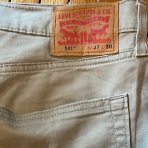 Levi’s 541 khakis 37x30